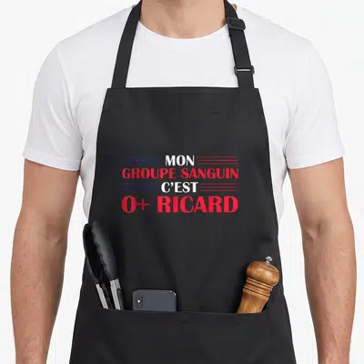 Tablier de cuisine noir avec inscription Mon groupe sanguin c'est O+ Ricard en rouge et blanc.
