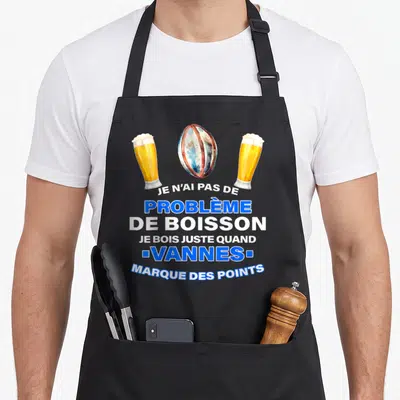Tablier de cuisine noir avec illustration de ballon de rugby et deux verres de bière sur fond blanc.
