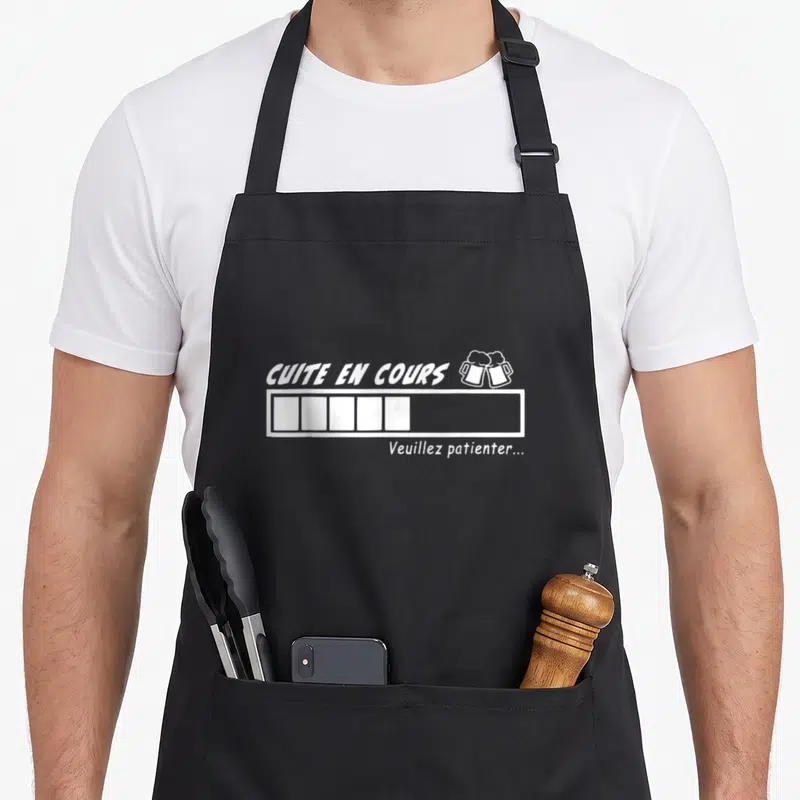 Tablier de cuisine noir avec texte blanc Cuite en cours, barre de chargement et deux bières qui se touchent.