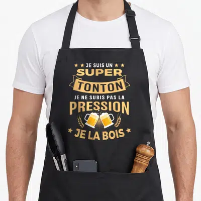 Tablier de cuisine noir avec inscription Super Tonton et illustration de deux verres de bière dorée en train de se toucher.