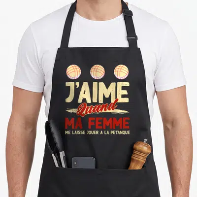 Tablier de cuisine noir avec trois boules de pétanque et texte jaune rouge J'aime quand ma femme me laisse jouer à la pétanque