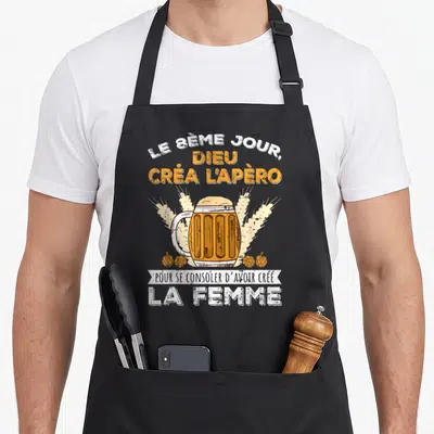 Tablier de cuisine noir avec une grande coupe de bière et le texte humoristique sur fond uni.