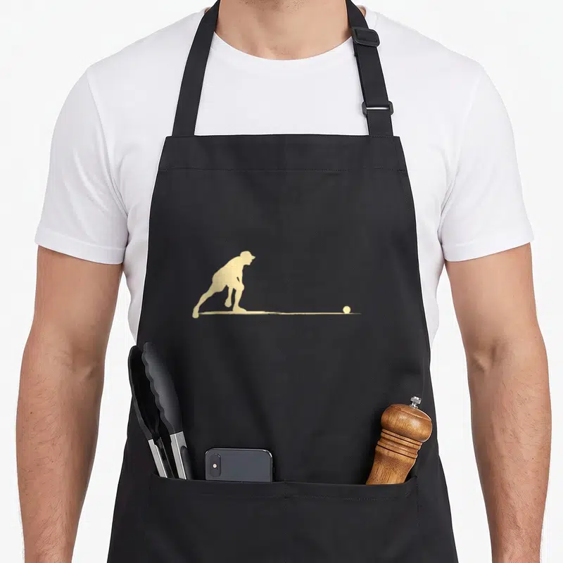 Tablier de cuisine noir avec silhouette jaune d'un homme en train de lancer une boule de pétanque.
