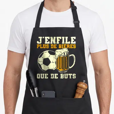 Tablier de cuisine noir avec un ballon de foot et une bière illustrés en style vintage.