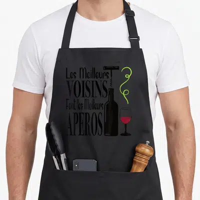 Tablier de cuisine noir avec une bouteille, un verre de vin rouge et le texte Les meilleurs voisins font les meilleurs apéros.