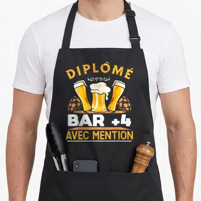 Tablier de cuisine noir avec trois verres de biere et le texte diplome bar plus quatre avec mention