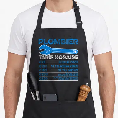 Tablier de cuisine noir avec illustration clé à molette bleue et tarif horaire plombier en typographie blanche et bleue.