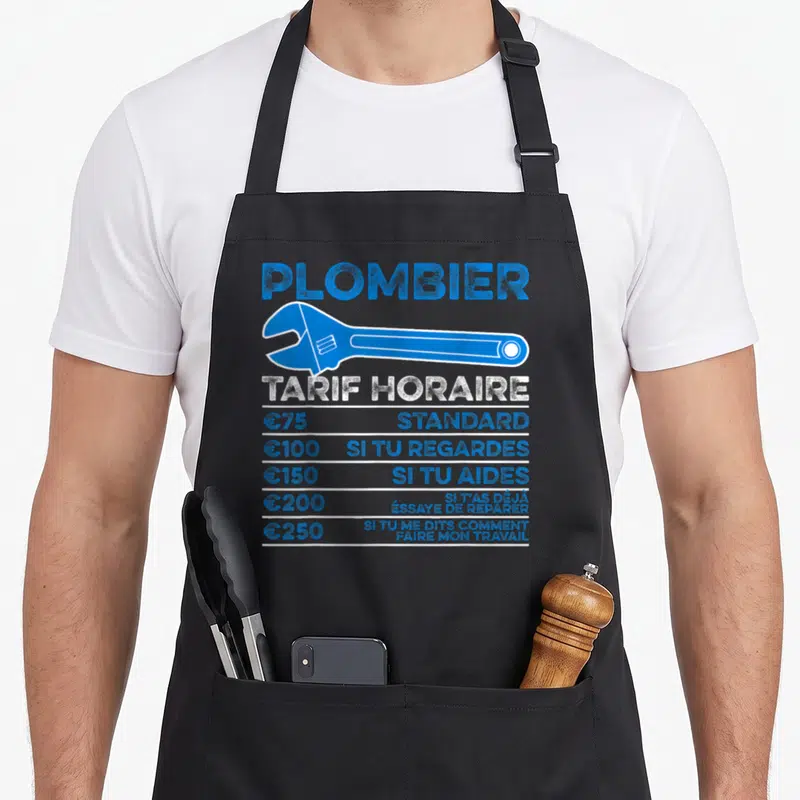 Tablier de cuisine noir avec illustration clé à molette bleue et tarif horaire plombier en typographie blanche et bleue.