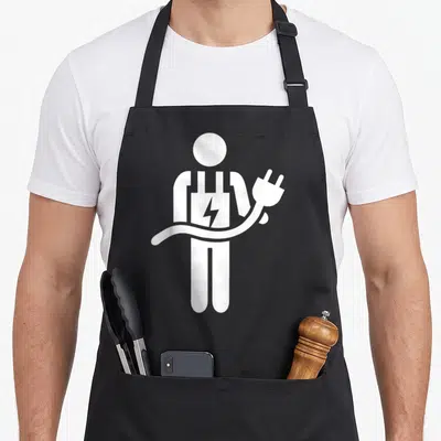 Tablier de cuisine noir avec illustration blanche d'un électricien stylisé tenant une prise électrique.