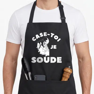 Tablier de cuisine noir avec l'illustration d'un soudeur et le texte Case-toi je soude en blanc.