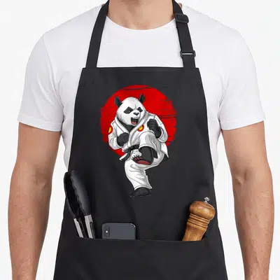 Tablier de cuisine noir avec ours panda en kimono blanc effectuant un coup de pied face à un cercle rouge.