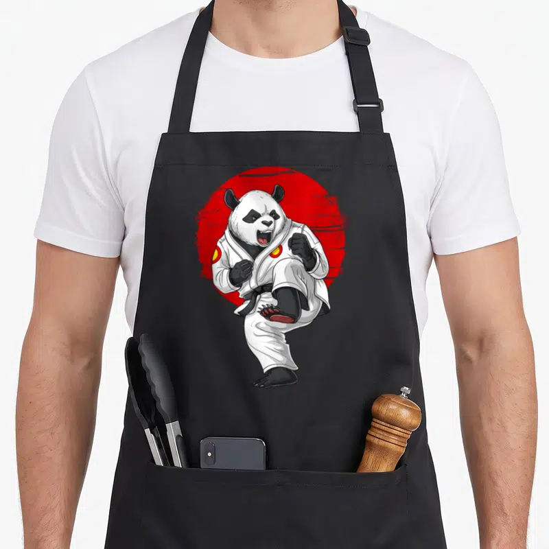 Tablier de cuisine noir avec ours panda en kimono blanc effectuant un coup de pied face à un cercle rouge.
