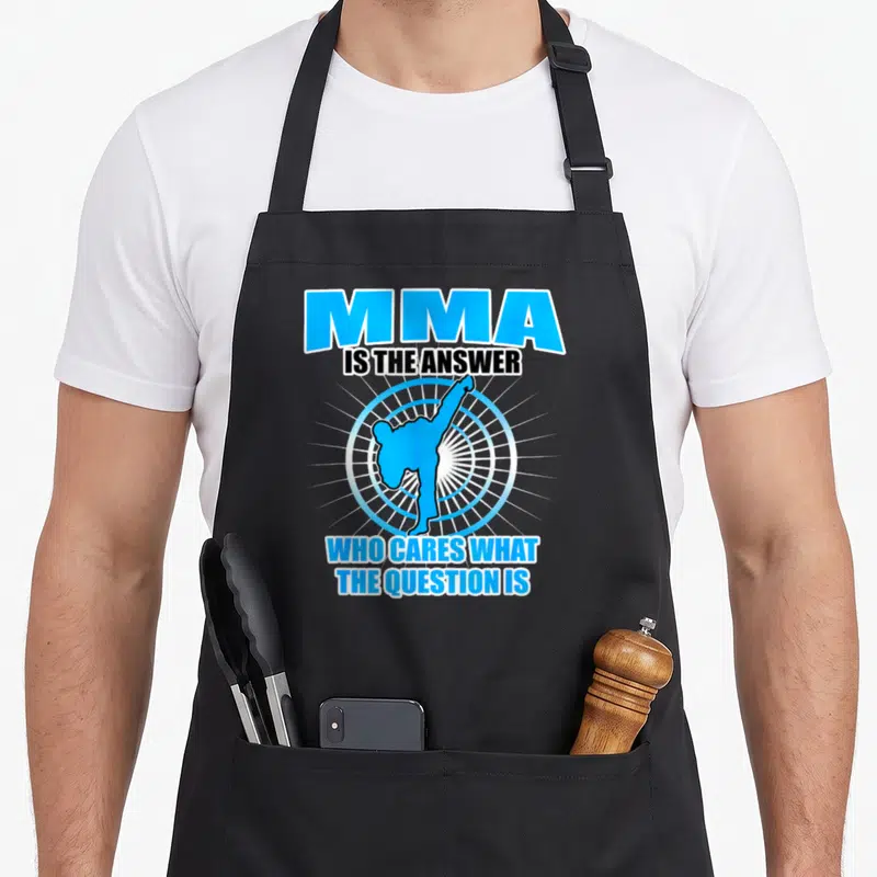 Tablier de cuisine noir avec silhouette bleue effectuant un coup de pied et texte MMA IS THE ANSWER