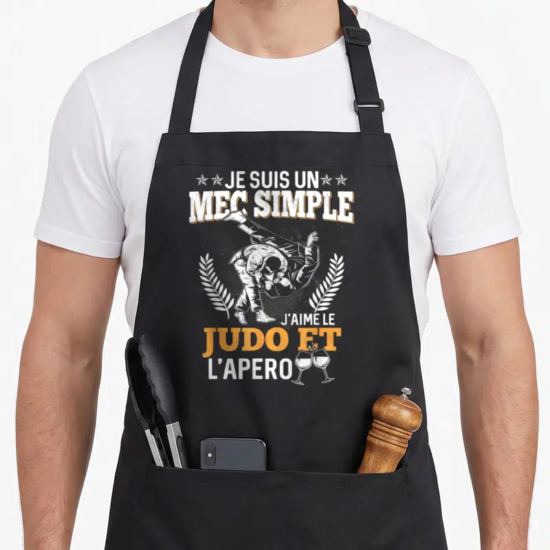 Tablier de cuisine noir avec illustration de judoka et texte Je suis un mec simple j'aime le judo et l'apéro.