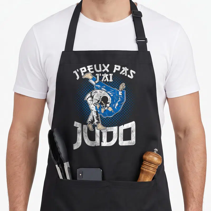 Tablier de cuisine noir avec illustration rétro de deux judokas et le texte je peux pas j'ai judo en blanc.