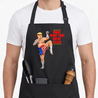 Tablier de cuisine noir avec illustration d'un lutteur en short aux étoiles et bandages sur les mains et jambes.