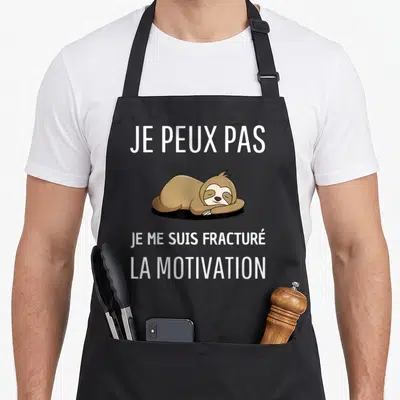 Tablier de cuisine noir avec un fourrure dormant et l'inscription Je peux pas je me suis fracturé la motivation en blanc.