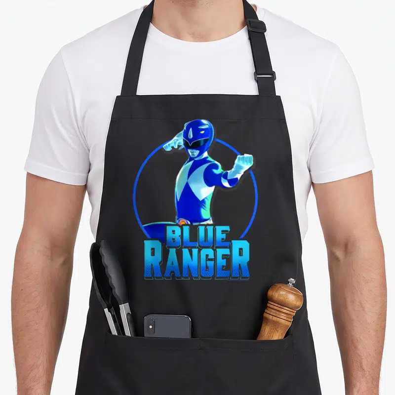 Tablier de cuisine noir avec illustration du Blue Ranger en pose de combat et texte bleu en bas.