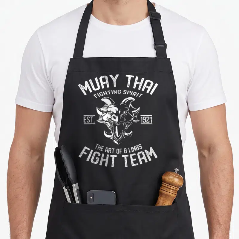 Tablier de cuisine noir avec tête de dragon Muay Thai et texte blanc Fighting Spirit Fight Team Est 1921 The Art of 8 Limbs