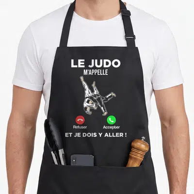 Tablier de cuisine noir avec illustration de deux judokas en prise et texte Le Judo m'appelle et je dois y aller
