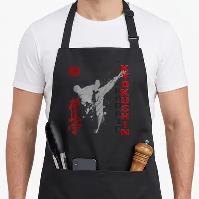 Tablier de cuisine noir avec silhouette de karatéka, texte Kyokushin Karate et calligraphie japonaise rouge.