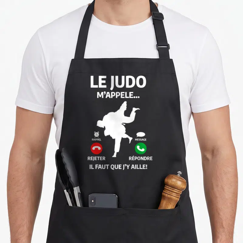 Tablier de cuisine noir avec une silhouette de judoka et des icônes d'appel téléphonique blanc sur fond sombre.