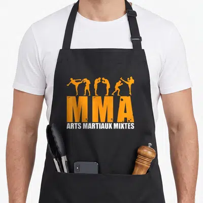 Tablier de cuisine noir avec l'inscription MMA Arts Martiaux Mixtes et silhouettes de combattants oranges en haut.