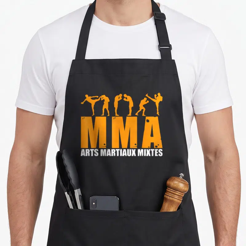 Tablier de cuisine noir avec l'inscription MMA Arts Martiaux Mixtes et silhouettes de combattants oranges en haut.