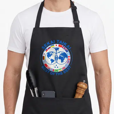 Tablier de cuisine noir avec un logo circulaire bleu et blanc représentant la Terre et divers drapeaux nationaux autour d'un pratiquant de karaté.