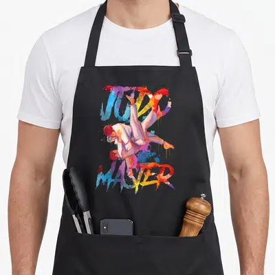 Tablier de cuisine noir avec illustration colorée de deux judokas et texte Maître Judo Chasseur.