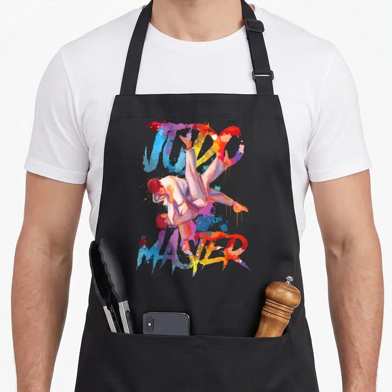 Tablier de cuisine noir avec illustration colorée de deux judokas et texte Maître Judo Chasseur.