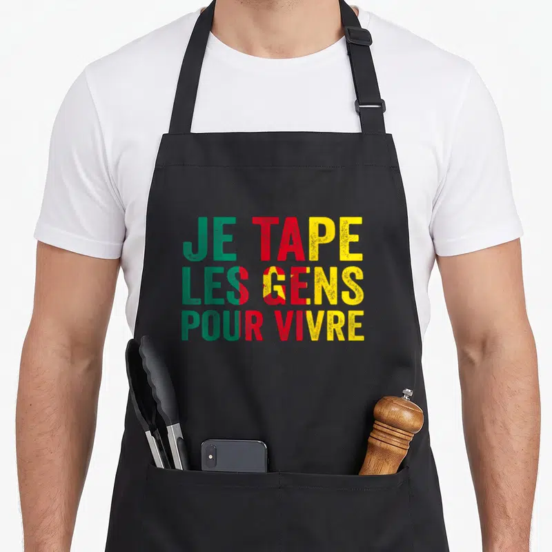 Tablier de cuisine noir avec l'inscription Je tape les gens pour vivre aux couleurs du drapeau camerounais.