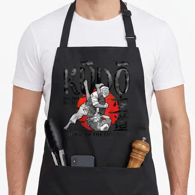Tablier de cuisine noir avec illustration Kudo Daido Juku, prise de combat et texte The way of the empty sky.