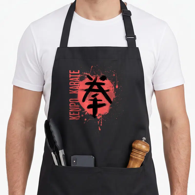 Tablier de cuisine noir avec inscription KENPO KARATE et caractère chinois sur fond rouge éclaboussé.