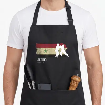Tablier de cuisine noir avec une illustration de la Syrie et deux silhouettes de judokas en blanc sur fond uni.