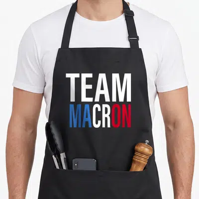 Tablier de cuisine noir avec inscription Team Macron aux couleurs bleue blanche et rouge du drapeau français.