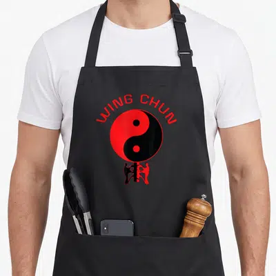 Tablier de cuisine noir avec un grand Yin Yang rouge et noir et deux silhouettes pratiquant le Wing Chun en dessous.