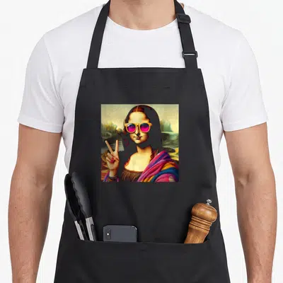 Tablier de cuisine noir avec La Joconde portant des lunettes roses et faisant un signe V coloré.