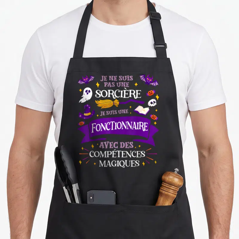 Tablier de cuisine noir avec illustration de sorcières fantômes et texte humoristique sur fond uni.