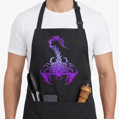 Tablier de cuisine noir avec un grand scorpion violet stylisé aux contours complexes et une texture granuleuse au centre du dos.