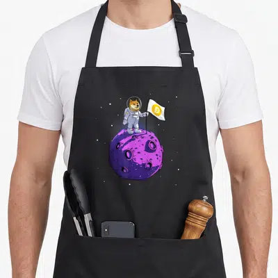 Tablier de cuisine noir avec un chien astronaut sur une lune violette tenant un drapeau HODL DOGE.