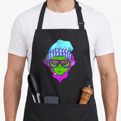 Tablier de cuisine noir avec illustration d'un alien vert hipster au bonnet bleu et lunettes violettes.