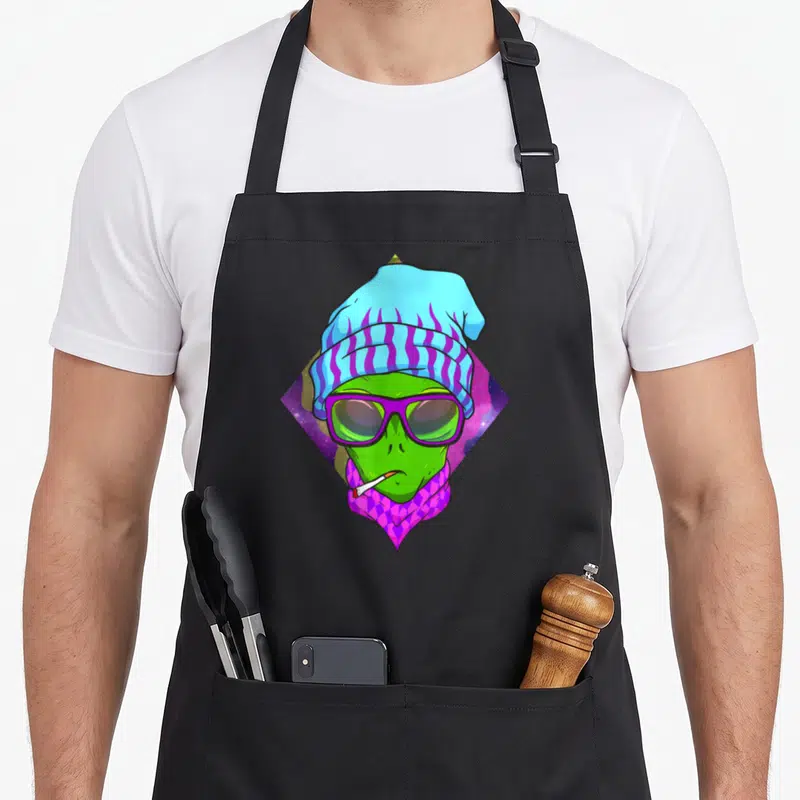 Tablier de cuisine noir avec illustration d'un alien vert hipster au bonnet bleu et lunettes violettes.