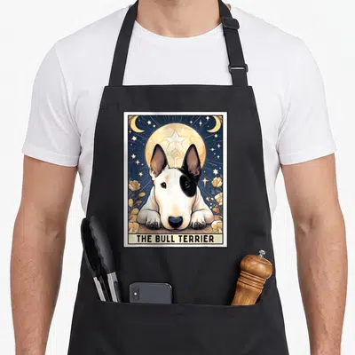 Tablier de cuisine noir avec illustration carte de tarot Bull Terrier sous lune et étoiles dorées.