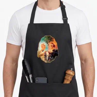 Tablier de cuisine noir avec illustration colorée de deux hommes tenant des verres sous un arbre orné d'un serpent et d'une pomme.