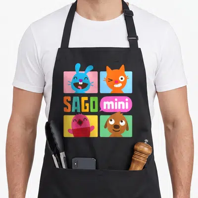 Tablier de cuisine noir avec les têtes colorées de Jack, Jinja, Robin et Harvey sur fond de cases pastel et le texte Sago mini.
