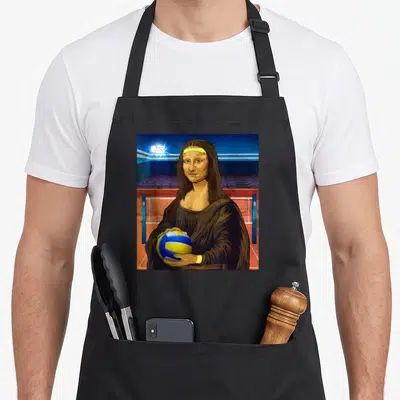 Tablier de cuisine noir avec Mona Lisa tenant un ballon de volley sur un court de sport.