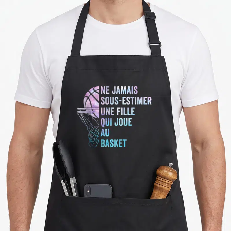 Tablier de cuisine noir avec illustration d'un panier de basket et texte aux couleurs dégradées rose et bleu.