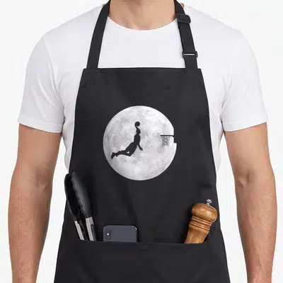 Tablier de cuisine noir avec silhouette joueur de basket devant une pleine lune et un panier.