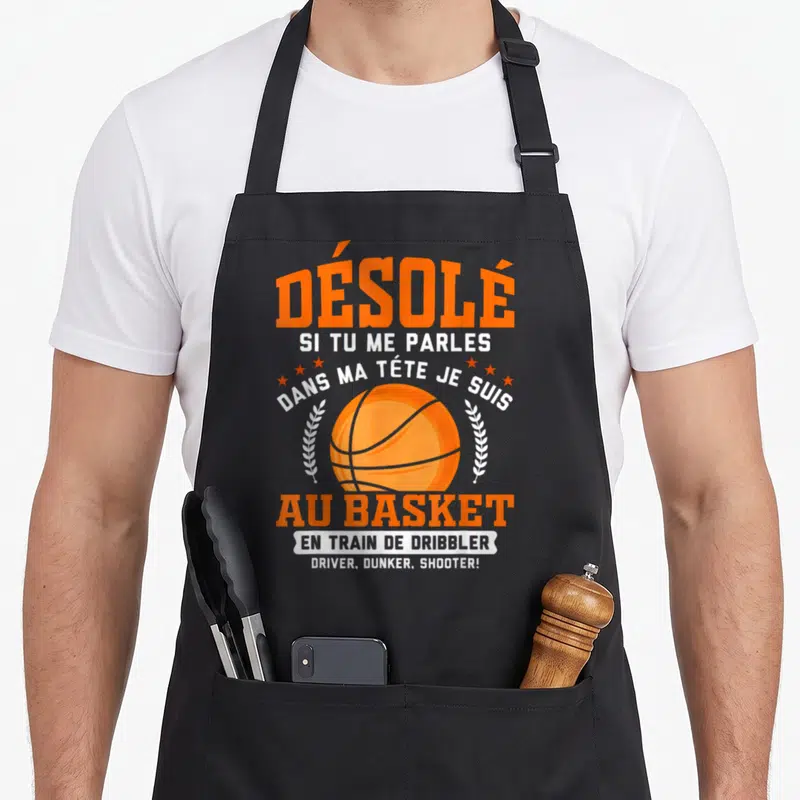 Tablier de cuisine noir avec un ballon de basket orange et le texte désolé si tu me parles dans ma tête je suis au basket